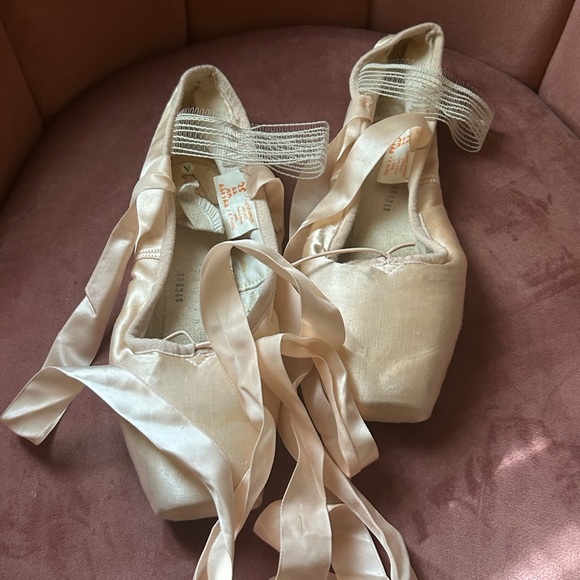 Authentic Ballet Pointe Shoes 🩰 - Picture 3 of 6